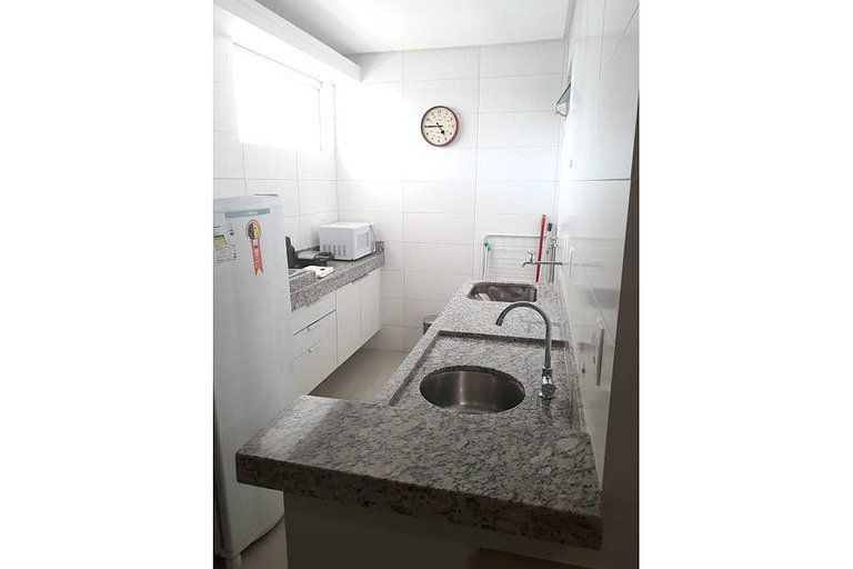 502- Flat inteiro com varanda - Ótima localização