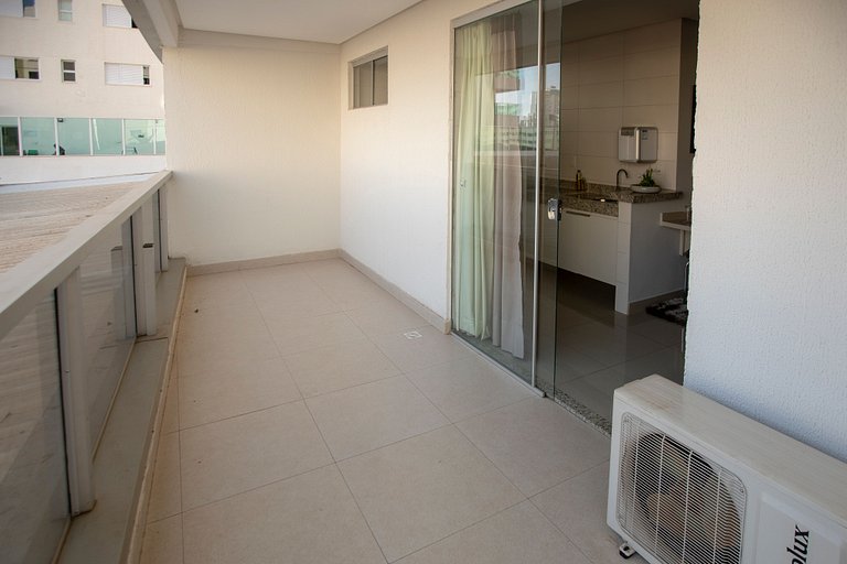 502- Flat inteiro com varanda - Ótima localização