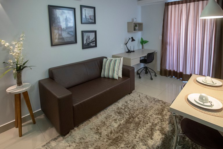 502- Flat inteiro com varanda - Ótima localização