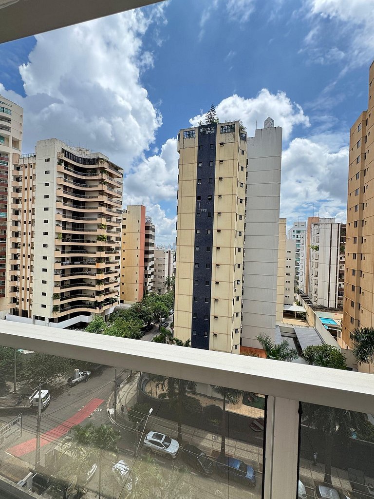 608- Flat inteiro com varanda - Ótima localização