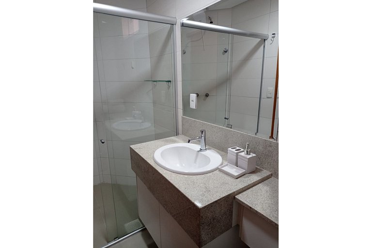 504- Flat inteiro com varanda - Ótima localização