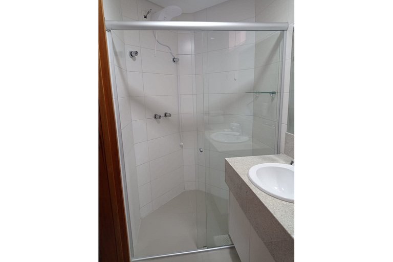 504- Flat inteiro com varanda - Ótima localização