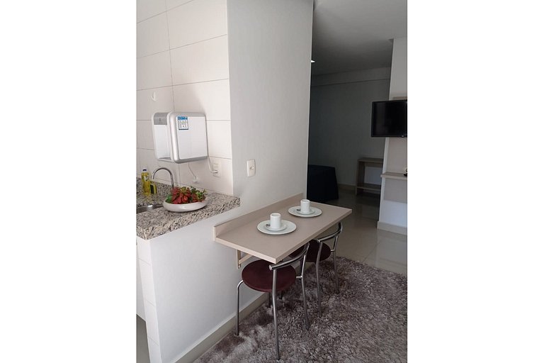 504- Flat inteiro com varanda - Ótima localização