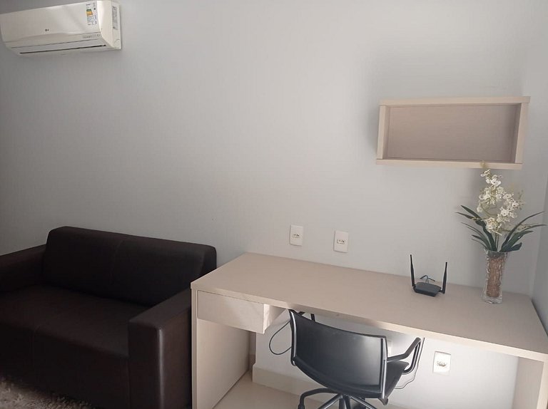 504- Flat inteiro com varanda - Ótima localização