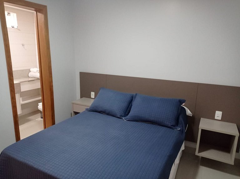 504- Flat inteiro com varanda - Ótima localização