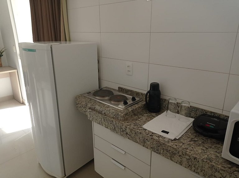 504- Flat inteiro com varanda - Ótima localização