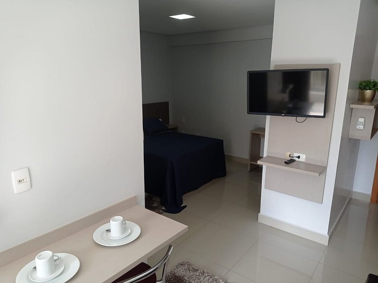 504- Flat inteiro com varanda - Ótima localização