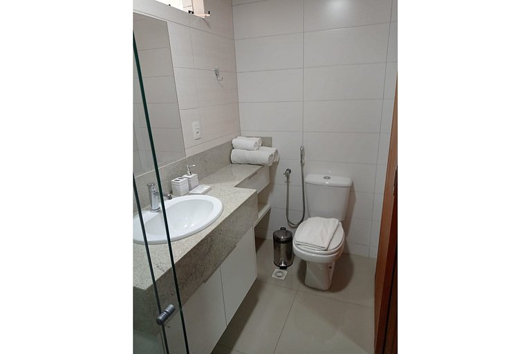 504- Flat inteiro com varanda - Ótima localização