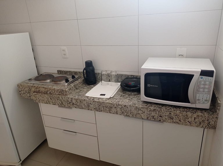 504- Flat inteiro com varanda - Ótima localização