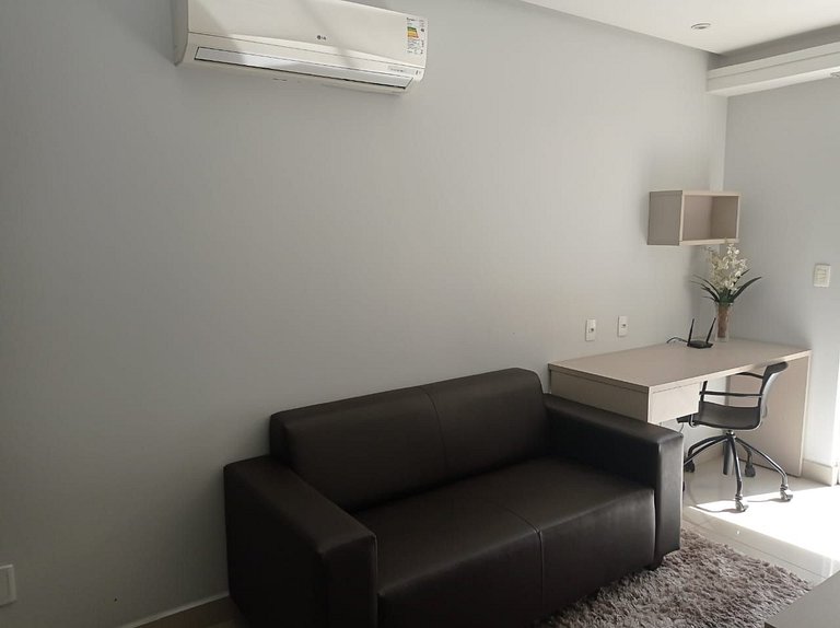 504- Flat inteiro com varanda - Ótima localização