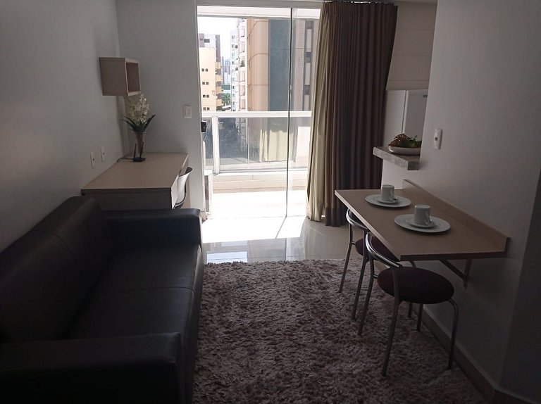 504- Flat inteiro com varanda - Ótima localização