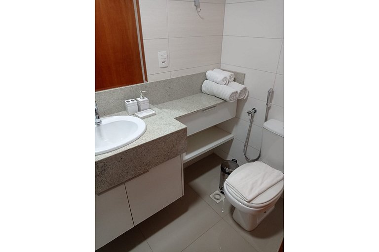 504- Flat inteiro com varanda - Ótima localização