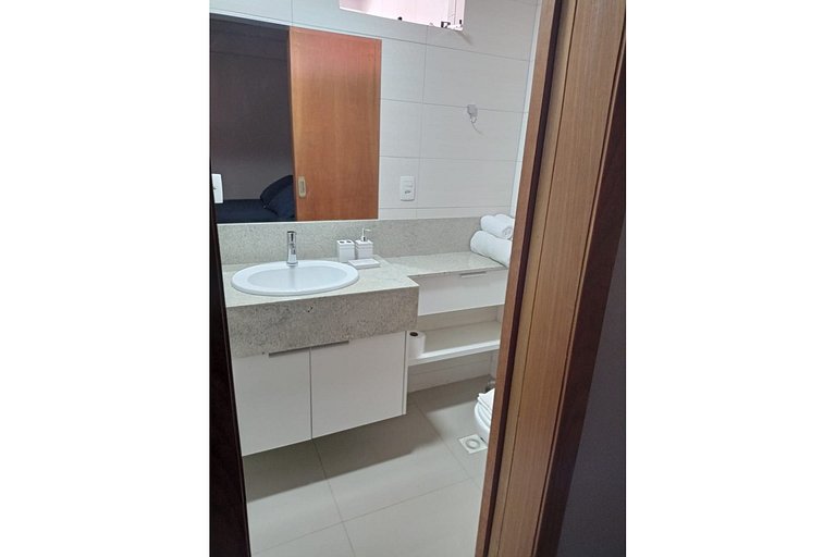 504- Flat inteiro com varanda - Ótima localização