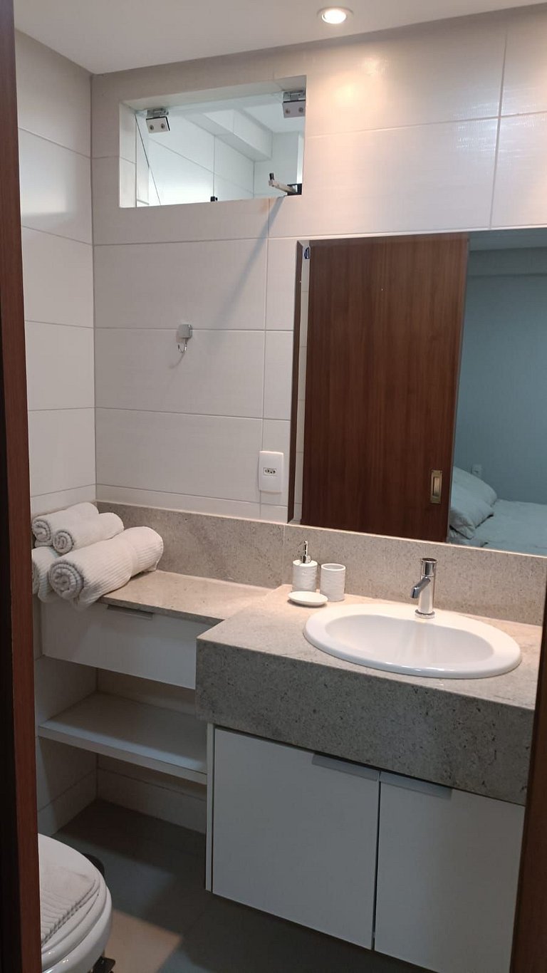 501- Flat inteiro com varanda - Ótima localização