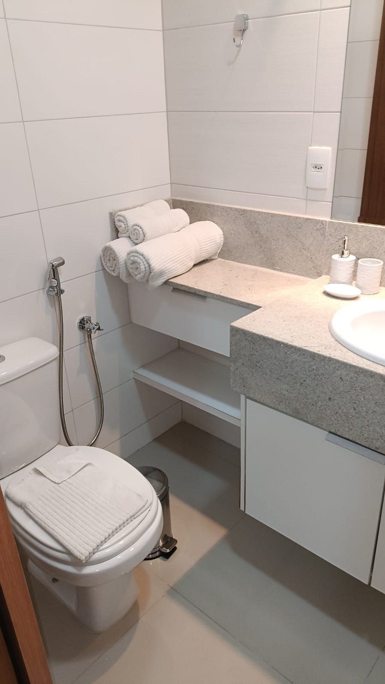 501- Flat inteiro com varanda - Ótima localização