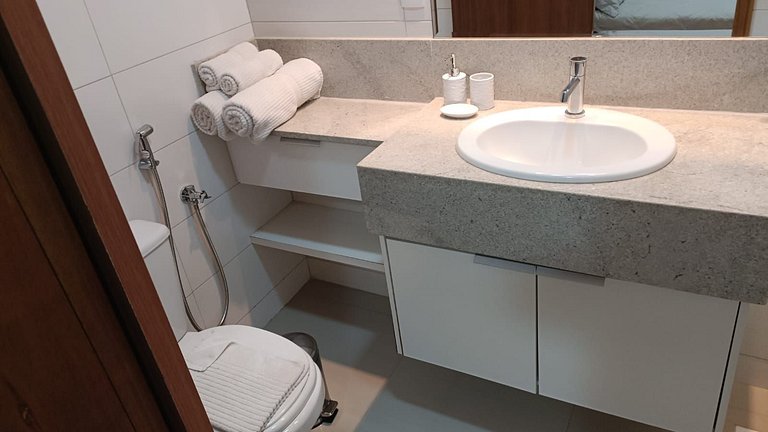 501- Flat inteiro com varanda - Ótima localização