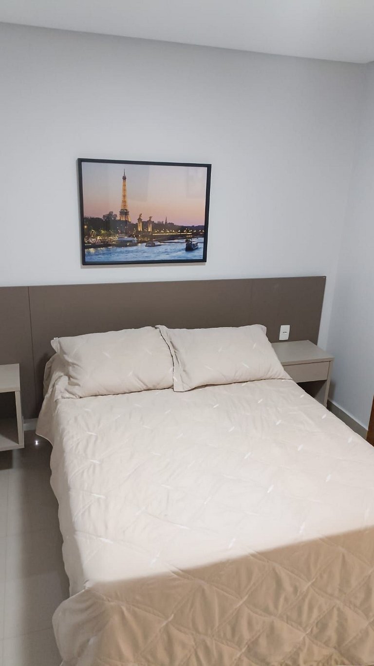 501- Flat inteiro com varanda - Ótima localização