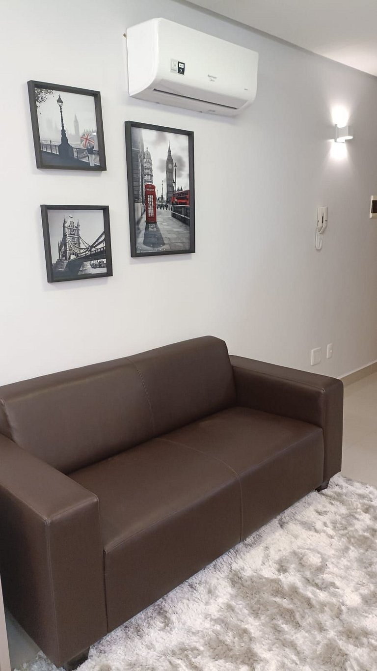 501- Flat inteiro com varanda - Ótima localização