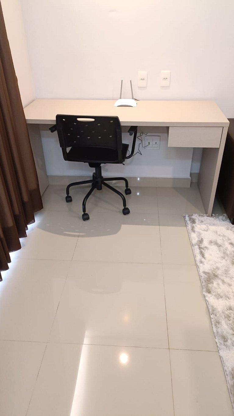 501- Flat inteiro com varanda - Ótima localização