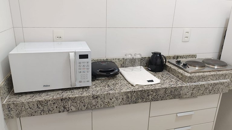 501- Flat inteiro com varanda - Ótima localização
