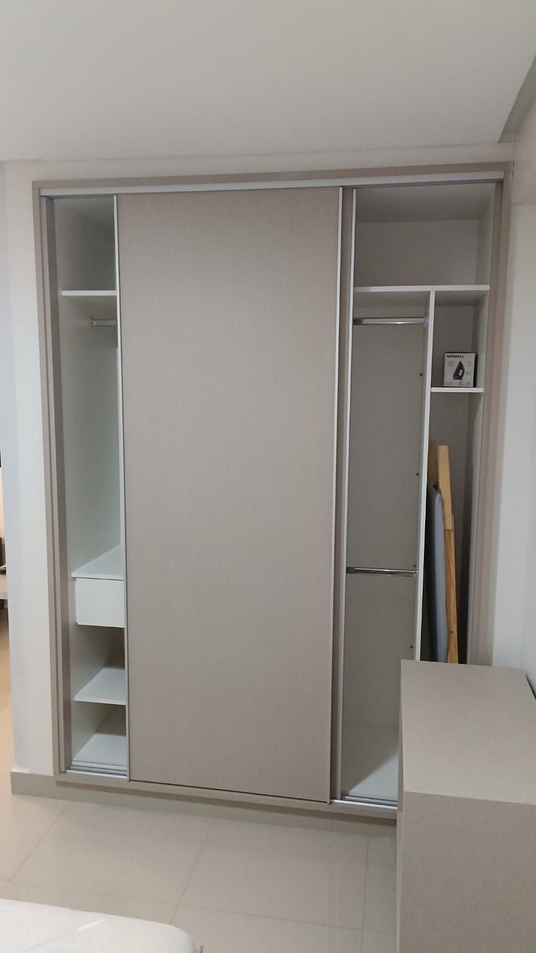 501- Flat inteiro com varanda - Ótima localização
