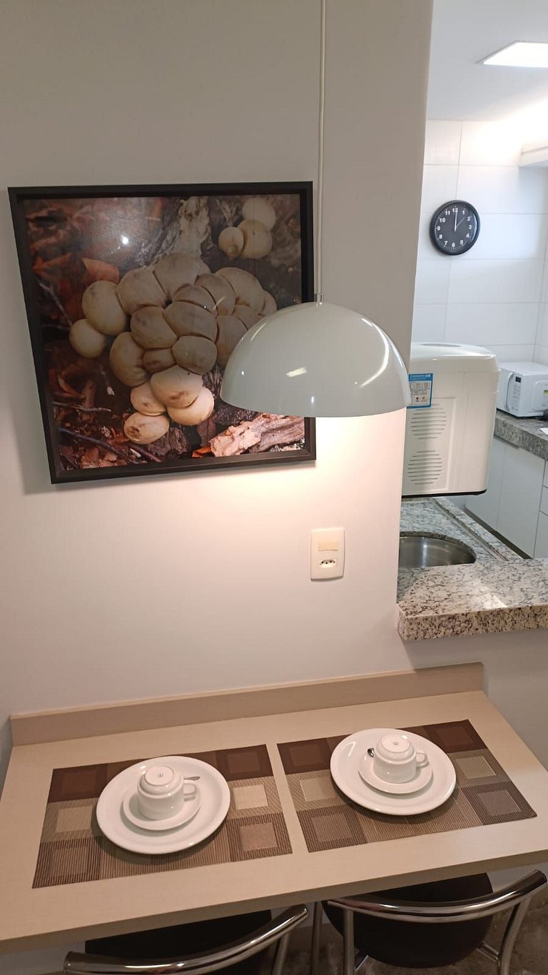 501- Flat inteiro com varanda - Ótima localização