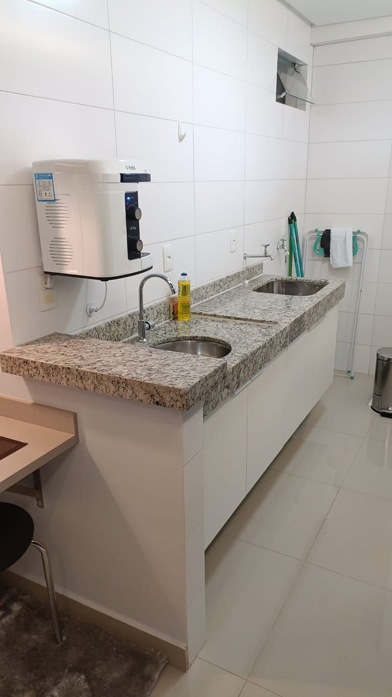 501- Flat inteiro com varanda - Ótima localização