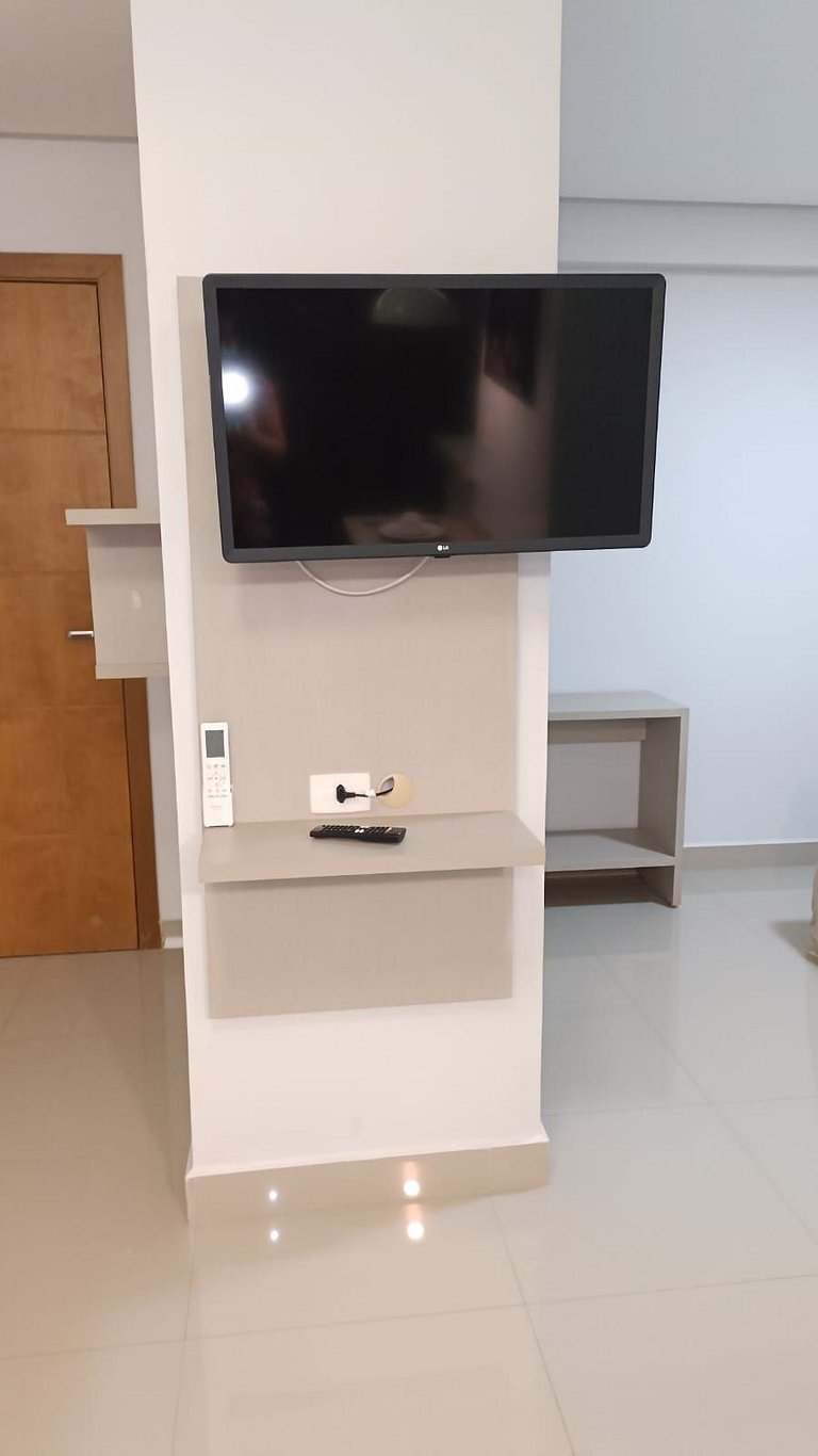 501- Flat inteiro com varanda - Ótima localização