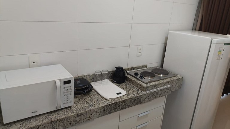 501- Flat inteiro com varanda - Ótima localização