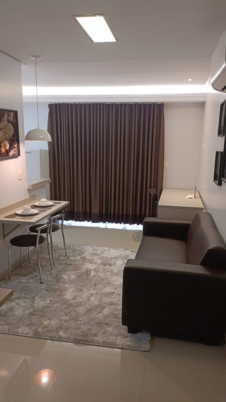 501- Flat inteiro com varanda - Ótima localização