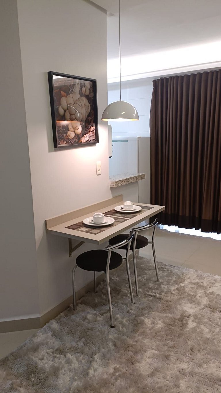 501- Flat inteiro com varanda - Ótima localização