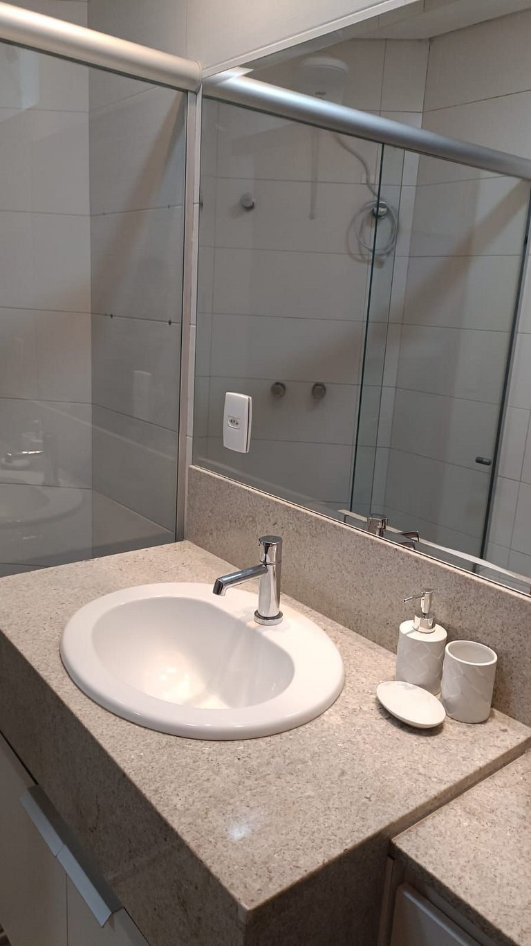 212- Apartamento com varanda perto do Vaca Brava