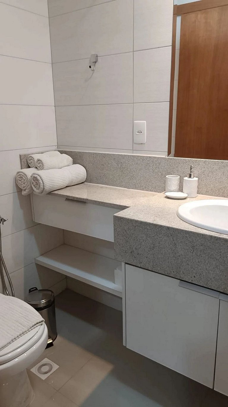 207- Apartamento com varanda perto do Vaca Brava