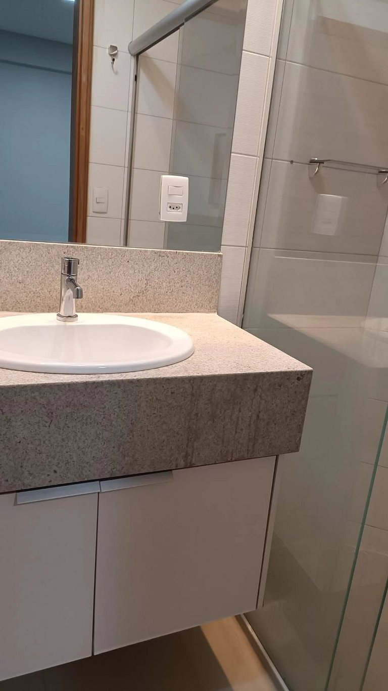 207- Apartamento com varanda perto do Vaca Brava