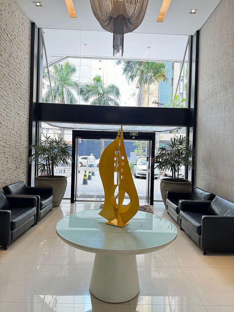 207- Apartamento com varanda perto do Vaca Brava