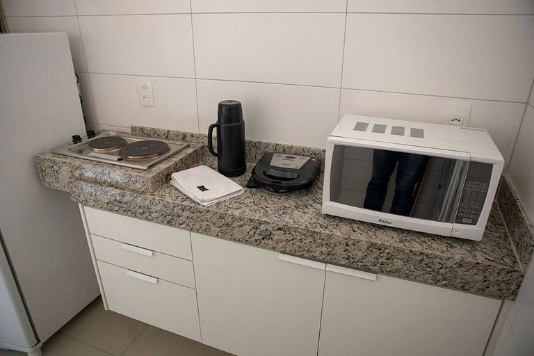 510- Flat inteiro com varanda - Ótima localização